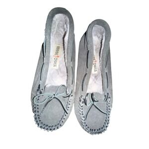Minnetonka Moccasins Women's Size 7 Gray Suede Faux Fur Lined Slippers